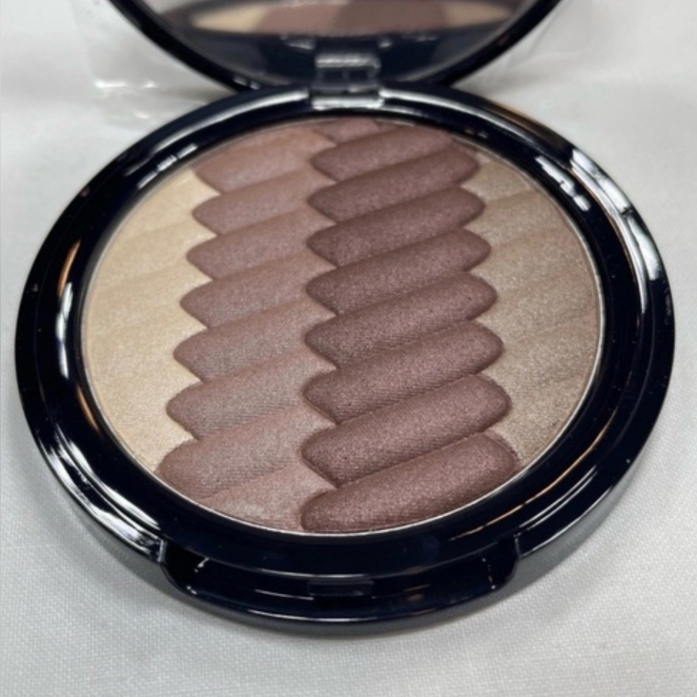 Belle Beauty Chevron Eye Shadow Compact in the shade Shades of Plum